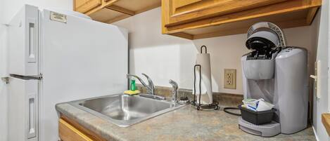 Full-size fridge, microwave, oven, stovetop