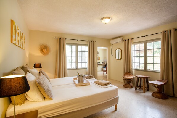 2 chambres, coffres-forts dans les chambres, fer et planche à repasser