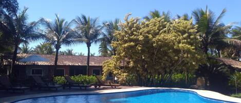 Kolam renang terbuka, kerusi lepak pantai