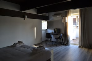 Phòng Suite Junior, hiên (1 pax) | Minibar, truy cập Internet không dây miễn phí, bộ trải giường