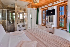 Suite – comfort, delvis sjøutsikt (Sardinia) | Safe på rommet, lydisolert, strykejern/-brett og wi-fi (inkludert)