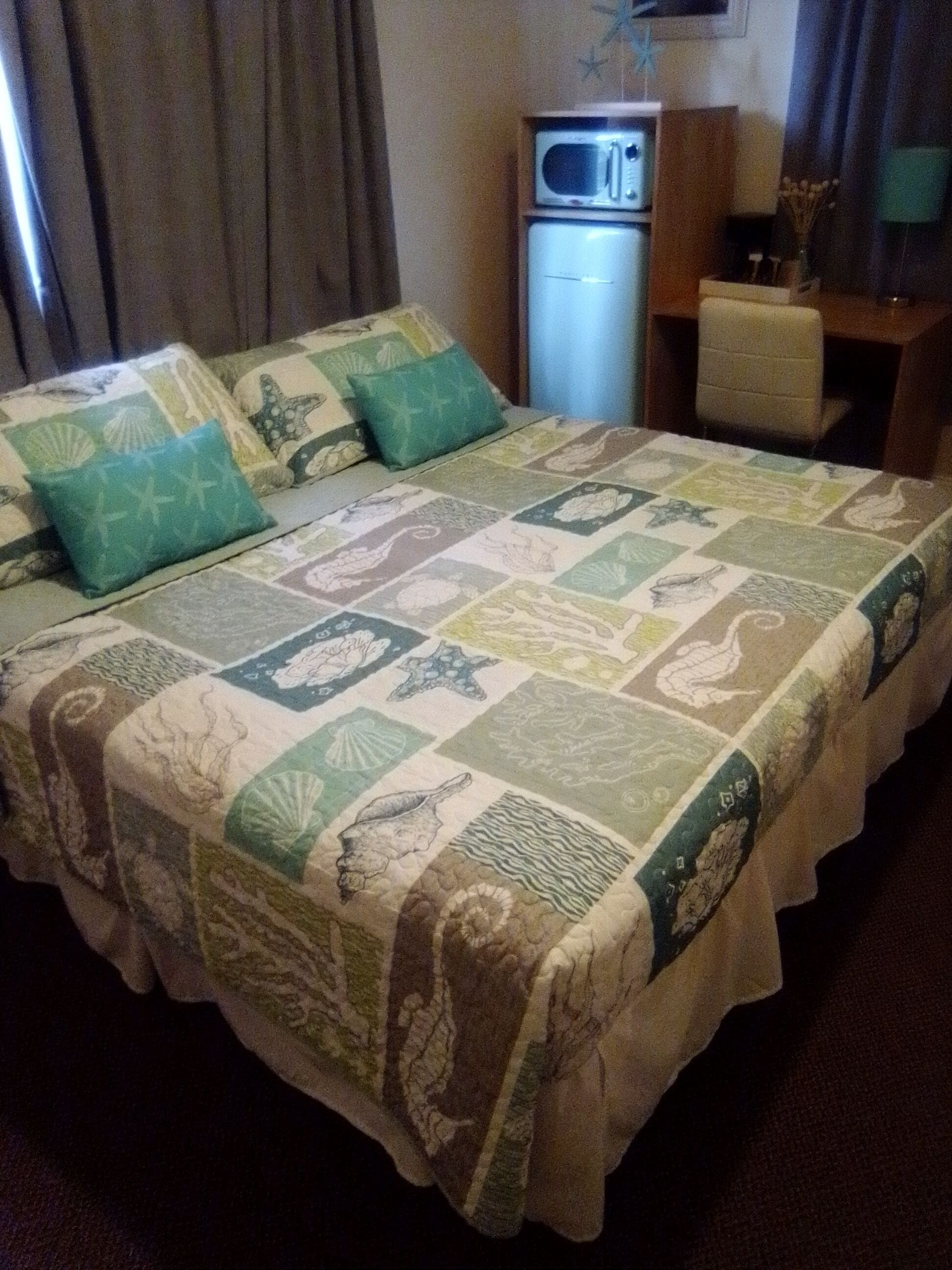 Habitación individual superior, 1 cama de matrimonio grande, no fumadores, frigorífico y microondas | Tabla de planchar con plancha, wifi gratis, ropa de cama