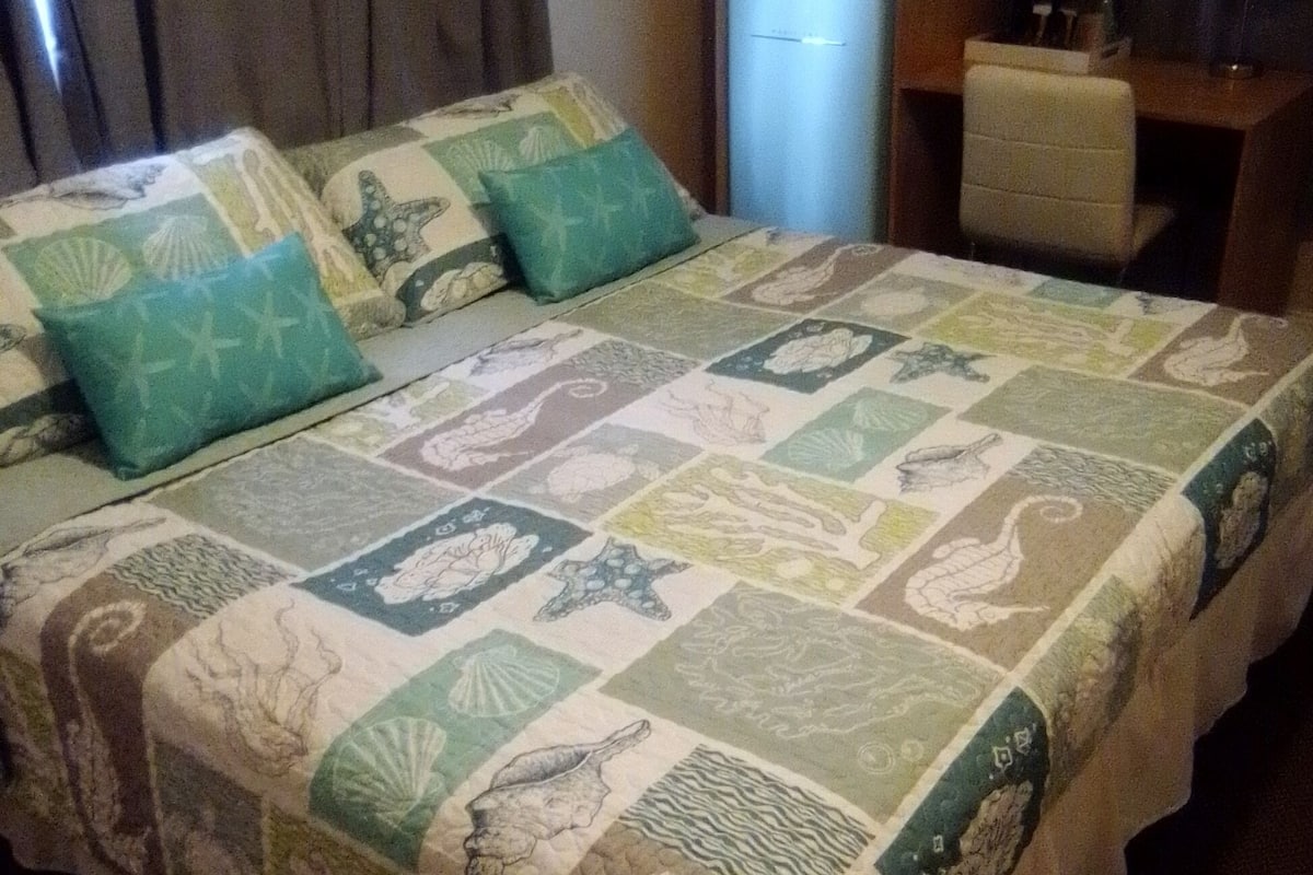 Superior Single Room, 1 King Bed, Non Smoking, Refrigerator & Microwave | Iron/ironing board, free WiFi, bed sheets