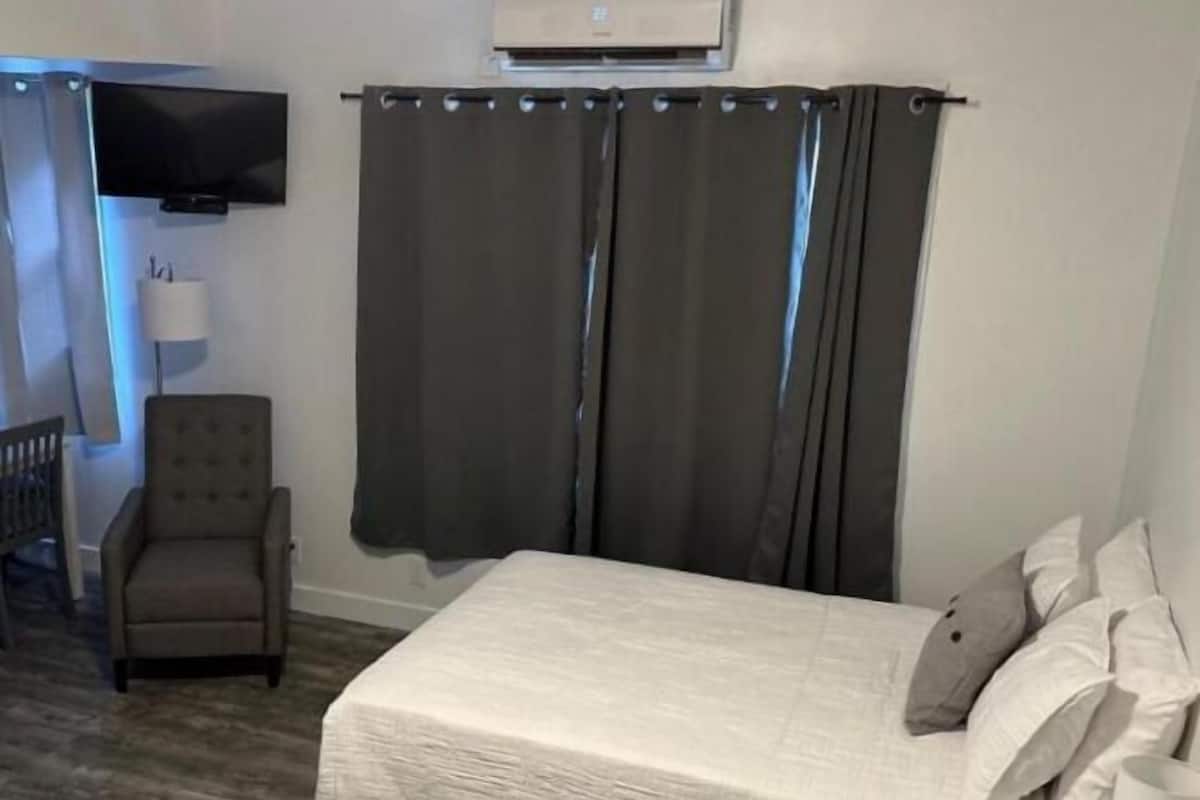 Superior Double Room, Non Smoking, Kitchenette | Iron/ironing board, free WiFi, bed sheets