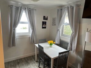 Refrigerador con freezer, microondas, cafetera/tetera