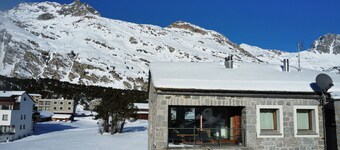 Geschmackvolle und luxuriös eingerichtete Wohnung im Herzen des ruhigen Malojas