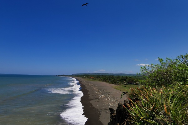 En la playa, camastros y toallas de playa