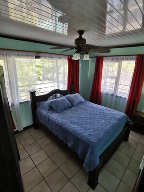 6 bedrooms, in-room safe, free WiFi, bed sheets - Beautiful Home With a Private Beach and Pool - Connect w/ Nature & Relax! (Bajamar)