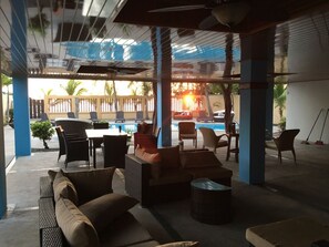 Outdoor dining - Beautiful Home With a Private Beach and Pool - Connect w/ Nature & Relax! (Bajamar)