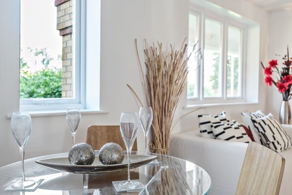 Dining - 2 Bed Flat, Dedicated Workspace, Parking, 4KTV (London)