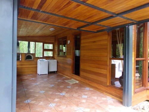 Casa de césped y canela en la esquina de la montaña de césped