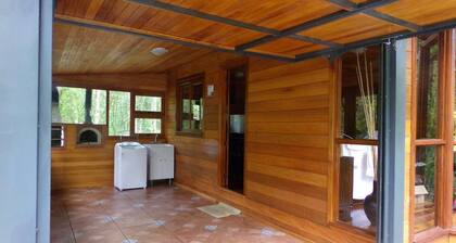 Casa de césped y canela en la esquina de la montaña de césped