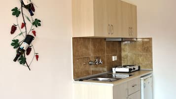 Standard Studio (3 Adults) | Coin cuisine privé | Réfrigérateur, plaque de cuisson, bouilloire électrique
