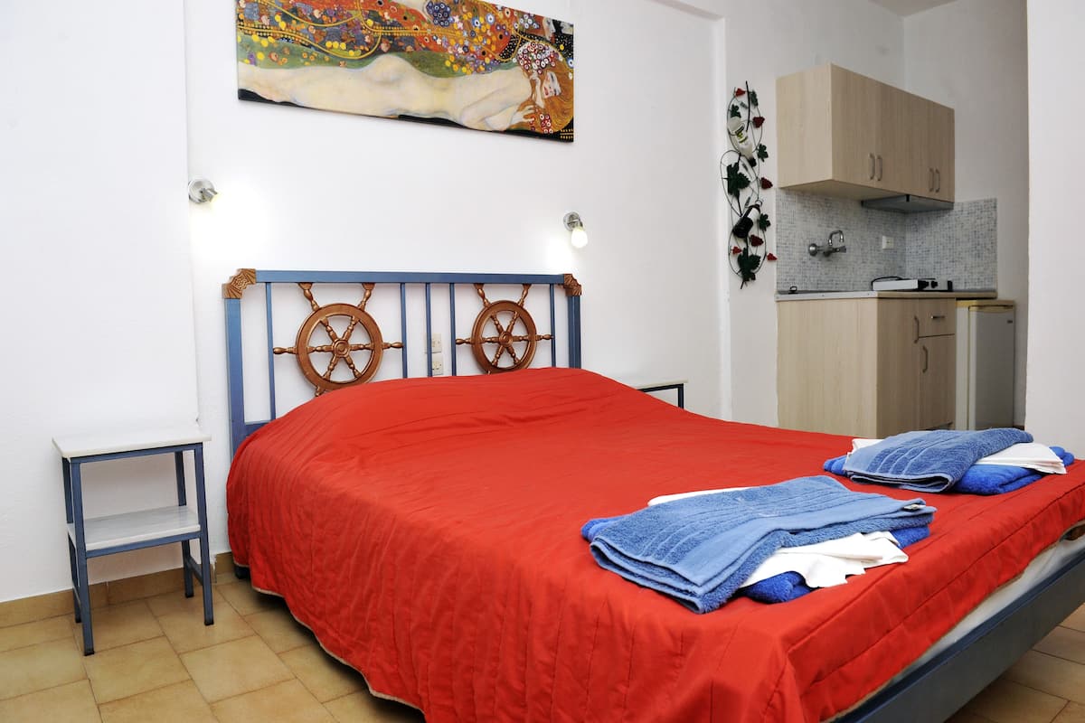 Ropa de cama hipoalergénica y caja de seguridad en la habitación