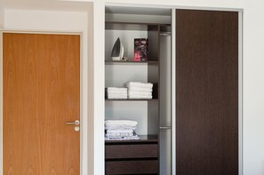 Deluxe Apartment | Iron/ironing board