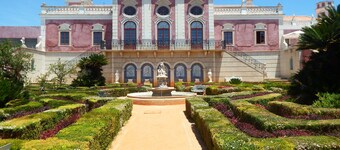 Villa Lara, Spacious 5 bedroom house with heated pool, free Wifi ,secure parking