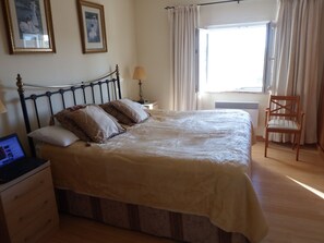 5 bedrooms, iron/ironing board, WiFi, bed sheets - Villa Lara, Spacious 5 bedroom house with heated pool, free Wifi ,secure parking (Estoi,Faro)