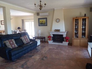 TV, fireplace, DVD player, books - Villa Lara, Spacious 5 bedroom house with heated pool, free Wifi ,secure parking (Estoi,Faro)
