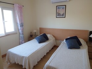 5 bedrooms, iron/ironing board, WiFi, bed sheets