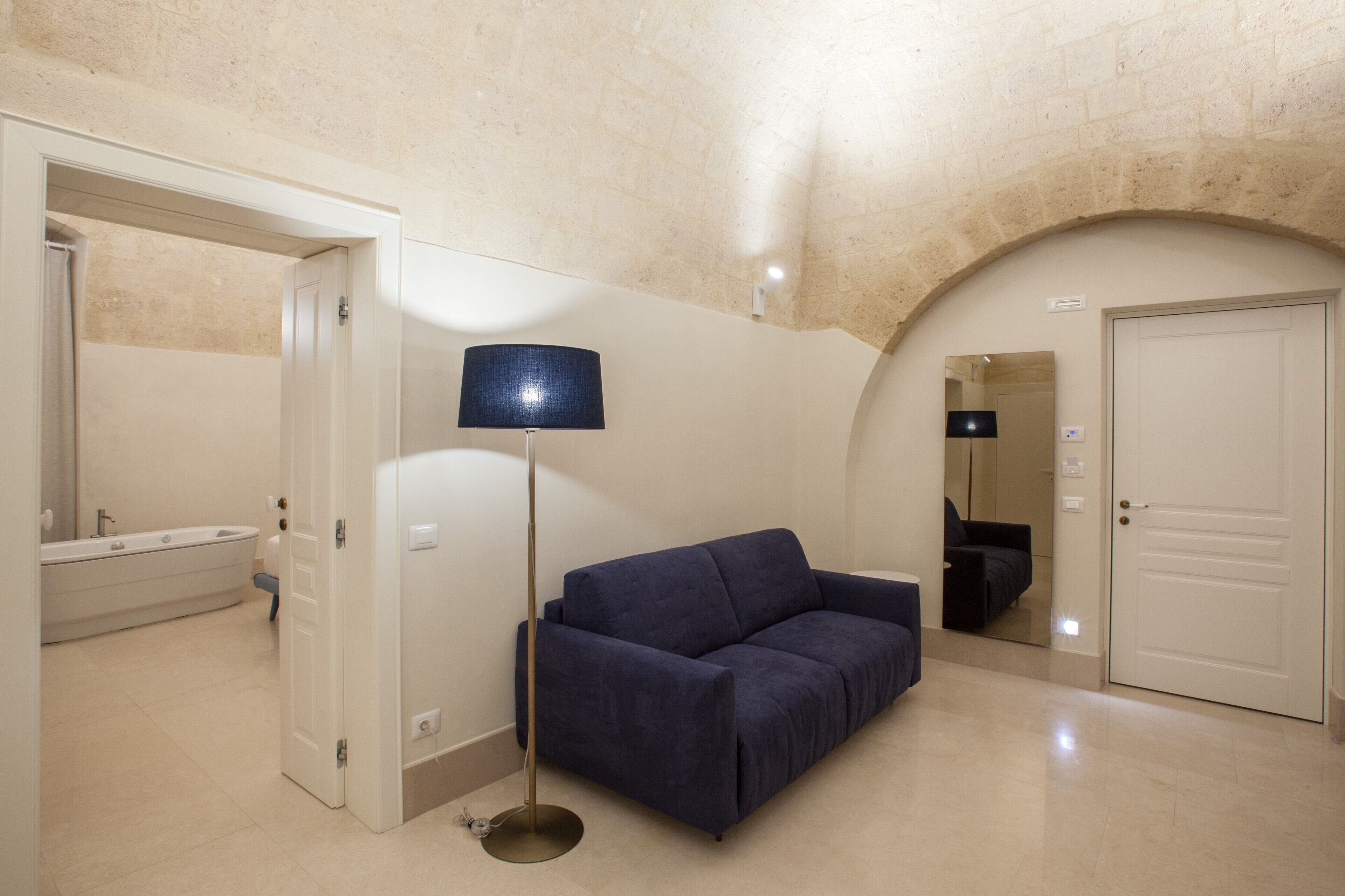 premium studio suite (suite queen) | living area | flat-screen tv