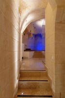 Grand Studio Suite (Suite King) | Egyptian cotton sheets, premium bedding, down comforters