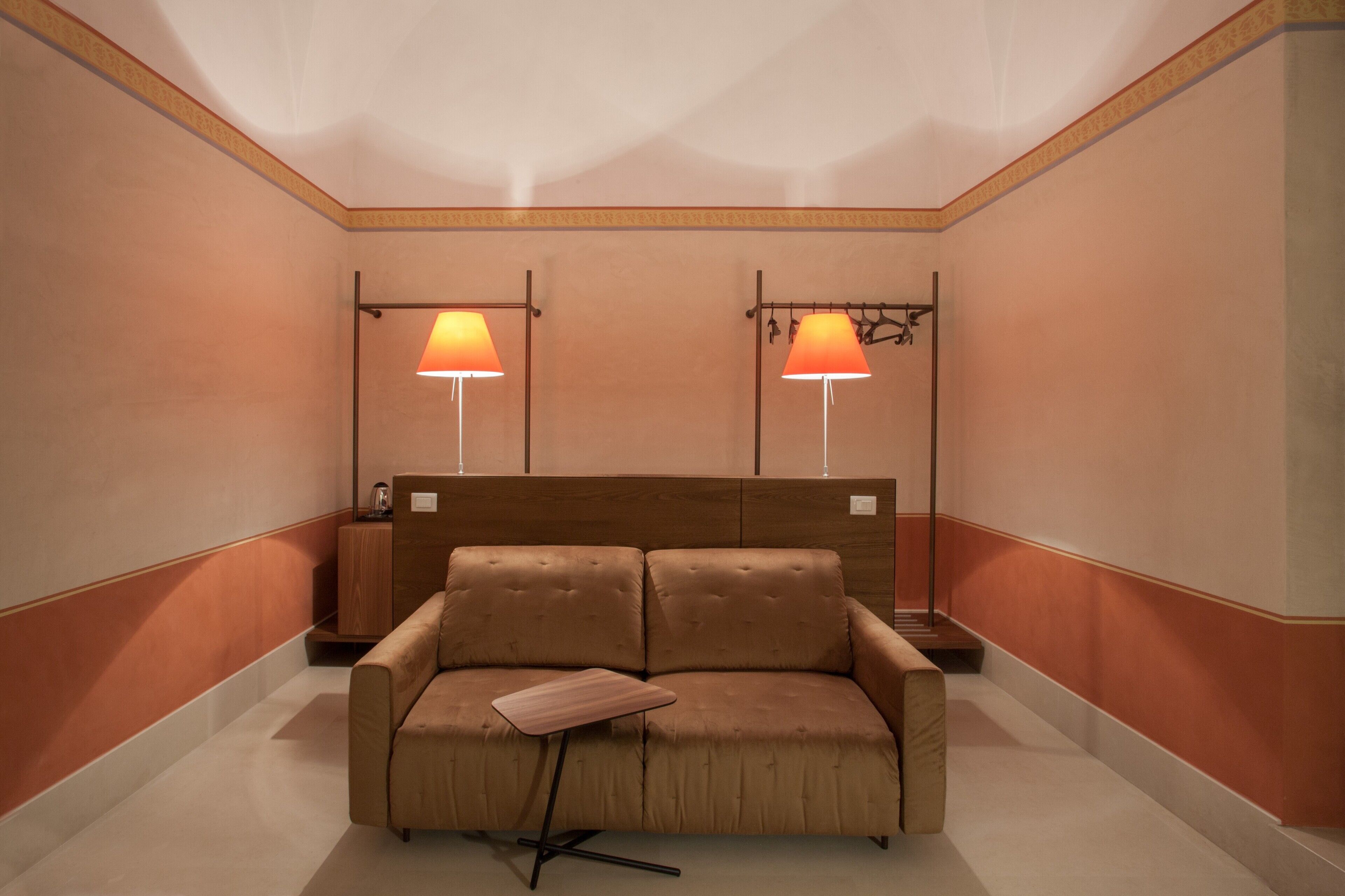 premium studio suite (suite queen) | living room | flat-screen tv