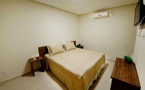 Minibar, blackout drapes, free WiFi, bed sheets - Wanna Hotel (Lins)