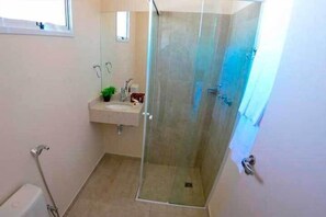 Douche, sĂšche-cheveux, serviettes fournies, savon