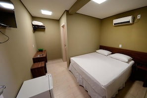 Minibar, tirai kedap cahaya, Wi-Fi gratis, dan seprai linen