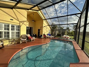 Una piscina al aire libre, una piscina climatizada