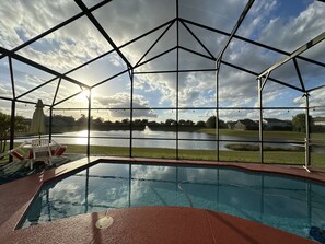 Alberca al aire libre y alberca climatizada