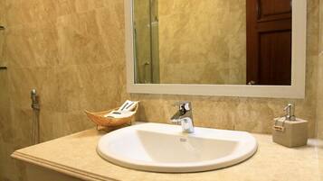 Hair dryer, towels, shampoo, toilet paper