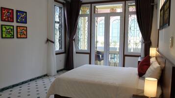 4 bedrooms, iron/ironing board, WiFi, bed sheets