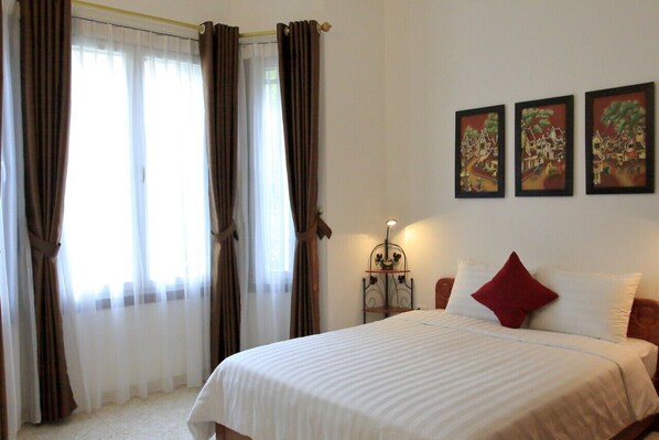 4 bedrooms, iron/ironing board, WiFi, bed sheets