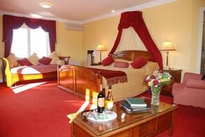 Chambre supérieure double ou avec lits jumeaux | Coffre-fort pour ordinateur portable, bureau, système d’insonorisation