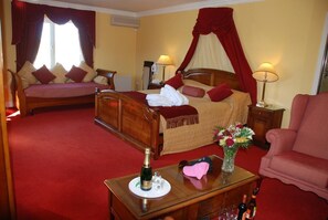 In-room safe, desk, soundproofing, iron/ironing board - The 19th Lodge Ballybunion (Ballybunion)