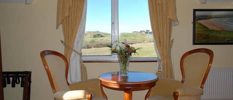Chambre Standard double ou avec lits jumeaux | Repas dans la chambre