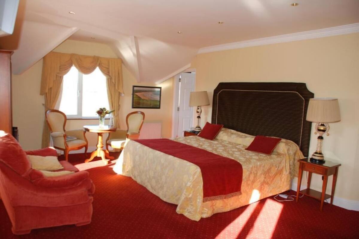 Junior Suite | In-room safe, desk, soundproofing, iron/ironing board