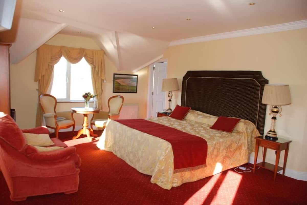 Junior suite | 1 slaapkamer, een kluis op de kamer, een bureau, geluiddichte muren