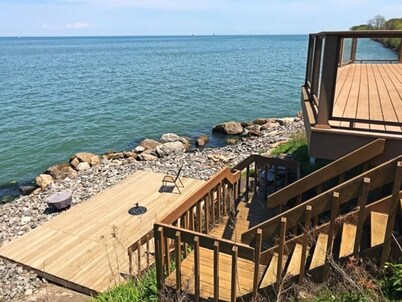 Impresionante vista en la espaciosa casa del lago. Plano de planta abierto y terraza para fiestas perfectas
