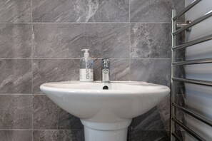 Apartment, Private Bathroom (KVM - Regency Apartment) | Bathroom - KVM - Regency Apartment (Peterborough)
