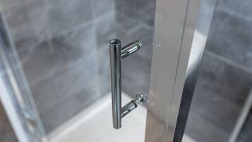 Huoneisto, oma kylpyhuone, kaupunkinäköala (KVM - Kensington Apartmen) | Kylpyhuone