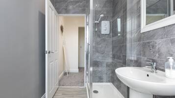 Huoneisto, oma kylpyhuone, kaupunkinäköala (KVM - Kensington Apartmen) | Kylpyhuone