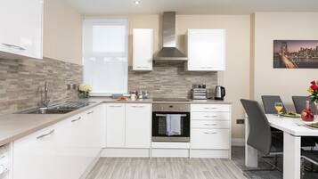 Huoneisto, oma kylpyhuone, kaupunkinäköala (KVM - Kensington Apartmen) | Yksityinen keittiö