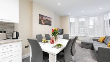 Apartment, Private Bathroom, City View (KVM - Kensington Apartmen) | Dining