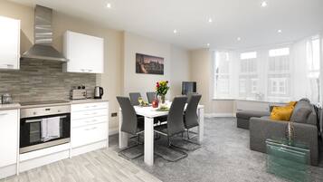 Apartment, Private Bathroom, City View (KVM - Kensington Apartmen) | Private kitchen