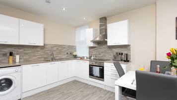 Huoneisto, oma kylpyhuone, kaupunkinäköala (KVM - Kensington Apartmen) | Yksityinen keittiö