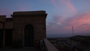 A stone archway with a flat roof, leading to a building with a visible door and windows. - Batarà B&B (Agrigento)