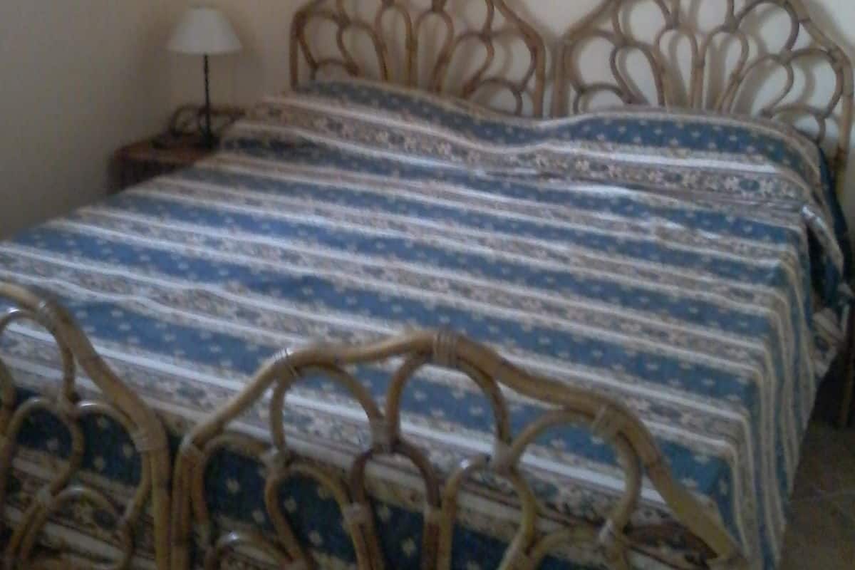 Escritorio, camas extra, wifi gratis y ropa de cama