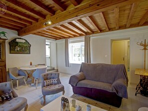 TV, peis, DVD-spiller og kontorer